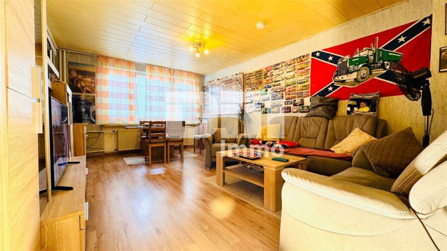 Modernisiertes Mehrfamilienhaus mit 8 Wohneinheiten und 2 Gewerbeflächen - Wohnzimmer WE2